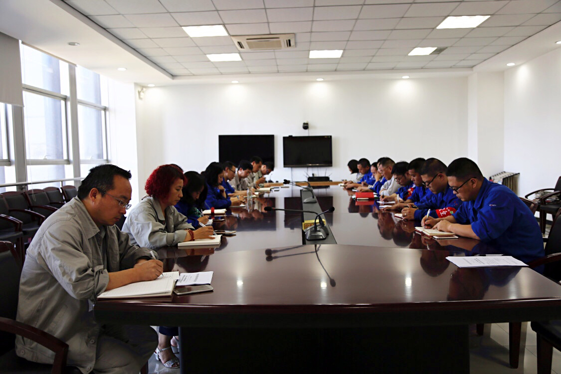 中心组学习.jpg