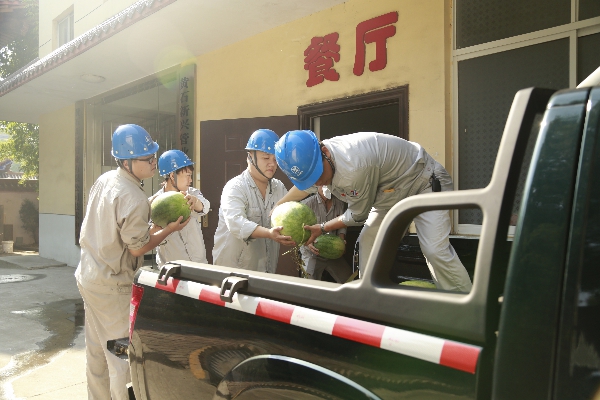 黄石新兴青年团员送西瓜1.jpg