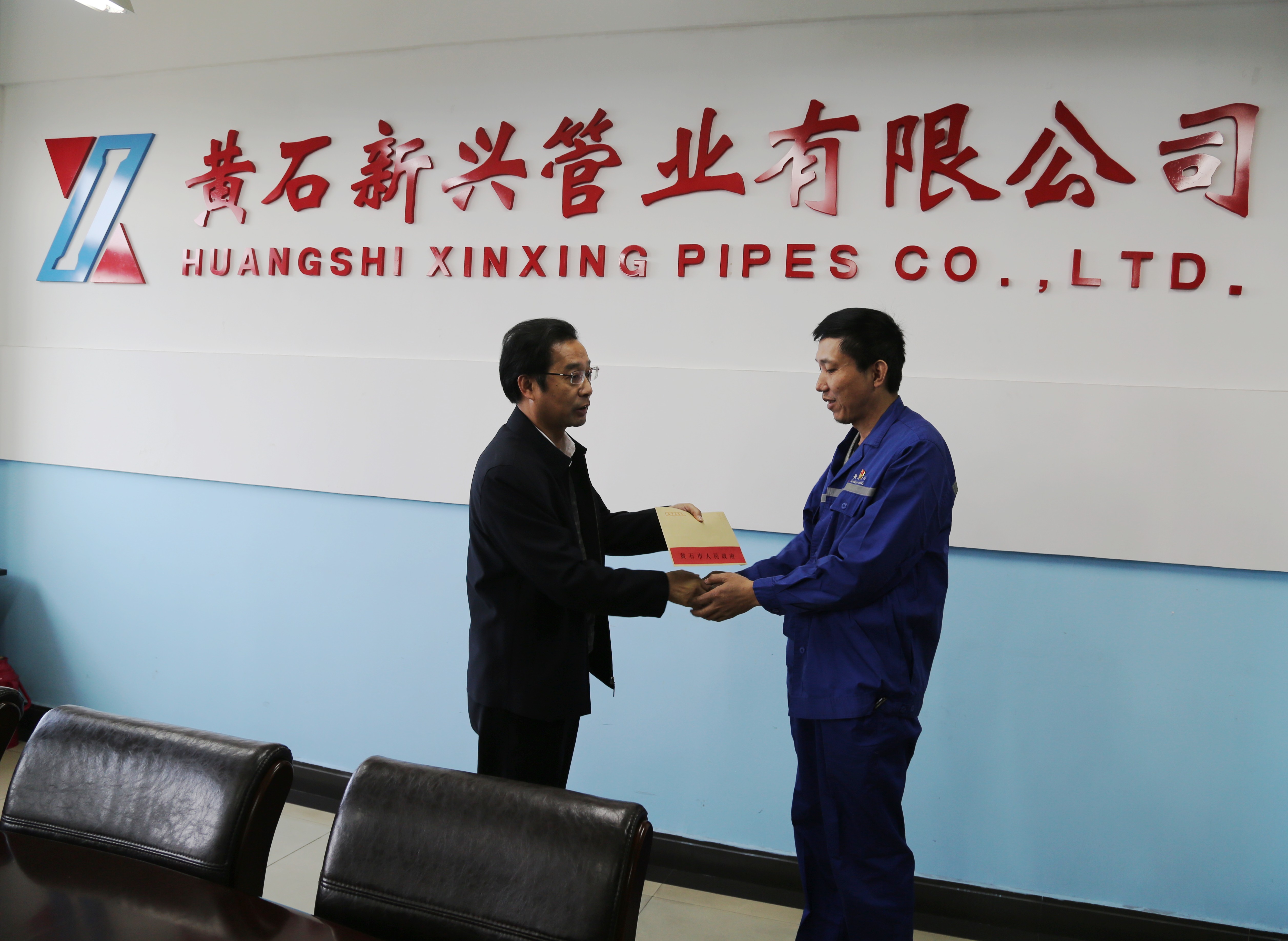黄荆国慰问黄石新兴高技术人才.JPG