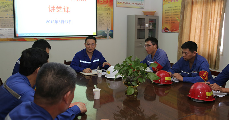 黄石新兴：领导班子到基层讲党课.jpg