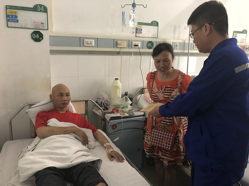 王世锋慰问困难党员.jpg