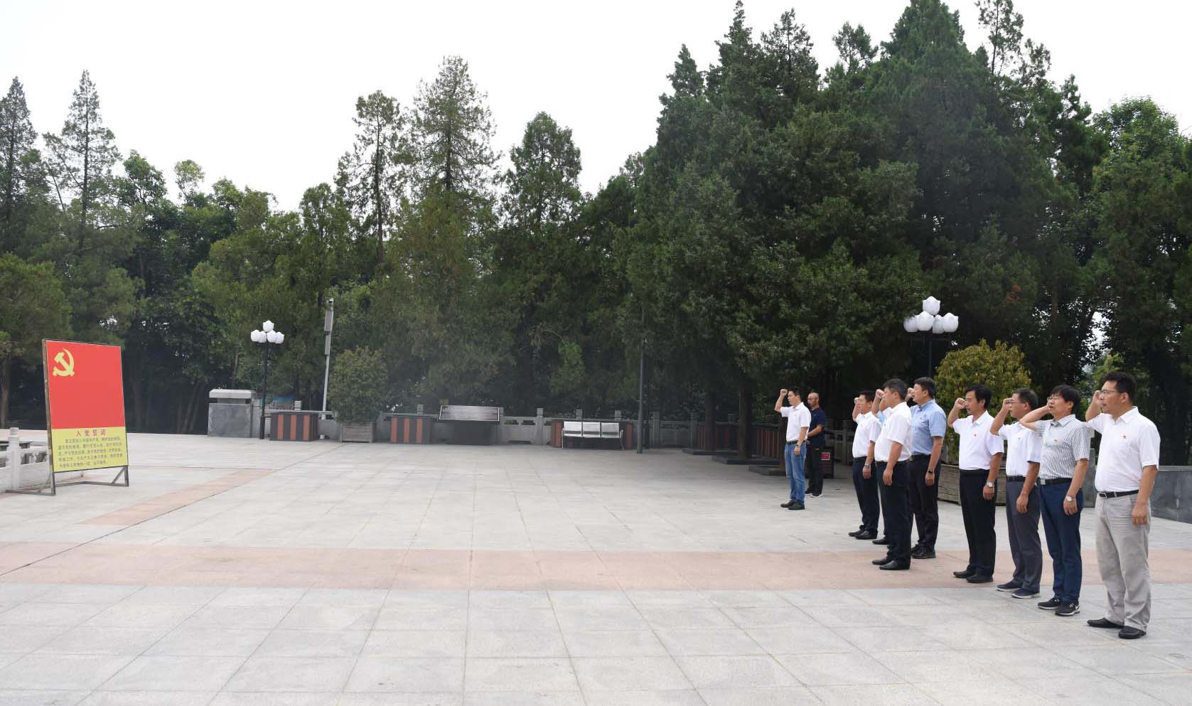 芜湖新兴党委开展“不忘初心、牢记使命”主题教育党日活动2.jpg